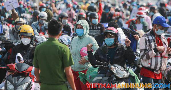 Người chạy xe máy tự phát về quê được đưa lên xe khách rời TP HCM