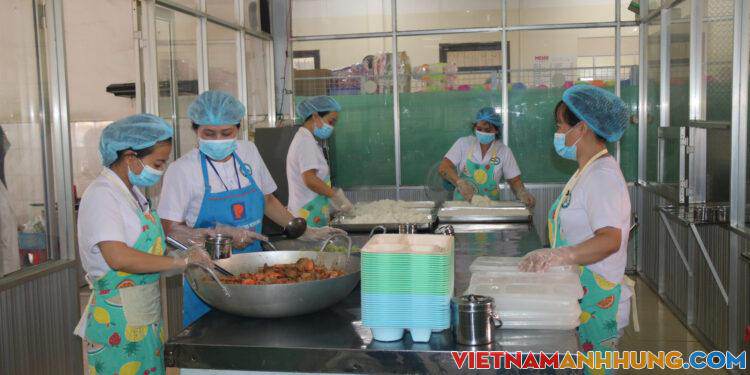 Người nghèo đến bệnh viện có cơm ăn, áo mặc