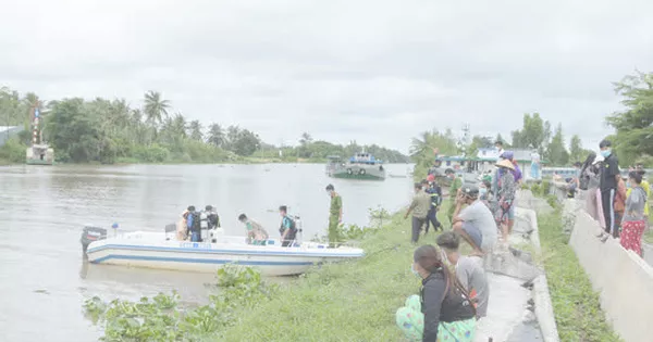 Bị sà lan đâm trúng, chồng đau đớn nhìn vợ con mất hút trong đêm