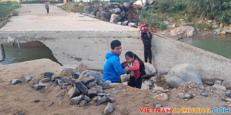 Mưa lũ cuốn sập cầu, thầy cô phải bế từng em học sinh qua suối đến trường