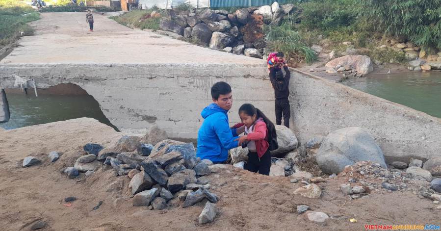 Mưa lũ cuốn sập cầu, thầy cô phải bế từng em học sinh qua suối đến trường