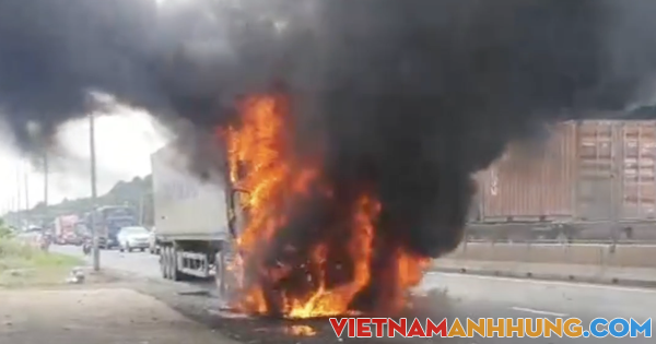 Clip: Ớn lạnh xe container đang chạy bốc cháy dữ dội ở Đồng Nai