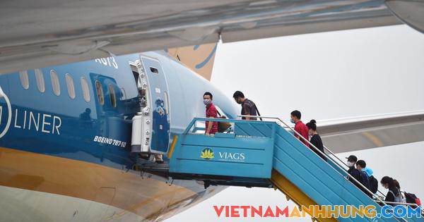 Chuyến bay Hà Nội – TP HCM cất cánh đầu giờ chiều nay 10-10 với 180 khách