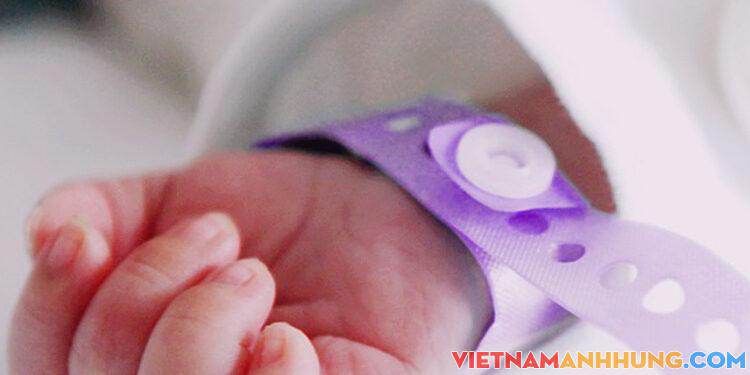 Bé gái 2 tháng tuổi bỏng nặng do uống nhầm axit