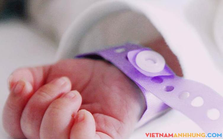 Bé gái 2 tháng tuổi bỏng nặng do uống nhầm axit