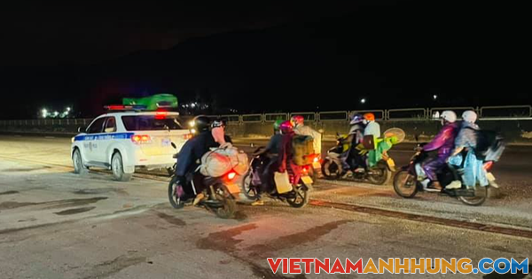 Hàng ngàn người đi xe máy về quê được CSGT Thanh Hóa hỗ trợ dẫn đường