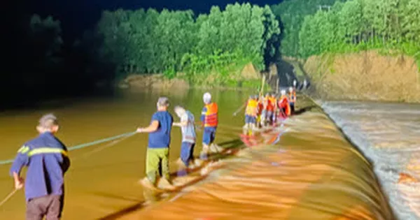 Gay cấn cứu hộ 3 thanh niên bị nước lũ cô lập lúc nửa đêm