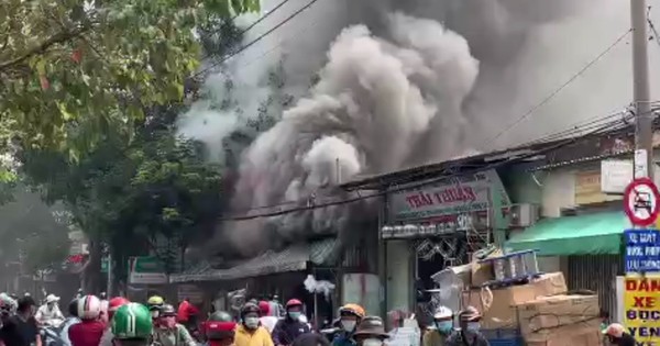 CLIP: Khói ngùn ngụt bao trùm căn nhà ở Bình Tân, TP HCM