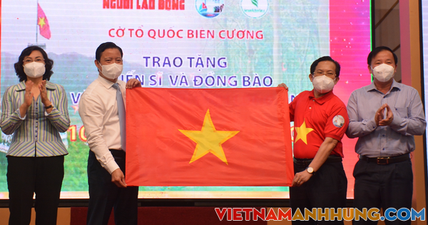 “Cờ Tổ quốc biên cương” đến với chiến sĩ, đồng bào vùng biên Long An