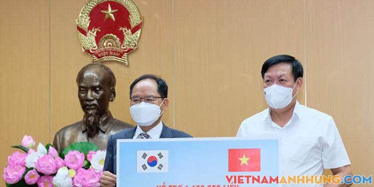 Việt Nam tiếp nhận gần 2 triệu liều vaccine Covid-19 do Ba Lan và Hàn Quốc viện trợ
