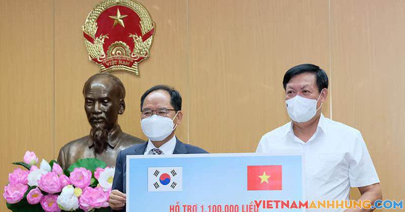 Việt Nam tiếp nhận gần 2 triệu liều vaccine Covid-19 do Ba Lan và Hàn Quốc viện trợ