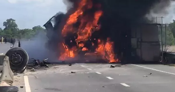 Tài xế bung cửa thoát thân sau khi ô tô tải lật, bốc cháy kinh hoàng