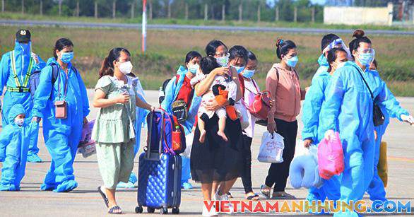 Đón 231 công dân gồm phụ nữ mang thai và người thân đi kèm về từ TP.HCM bằng máy bay