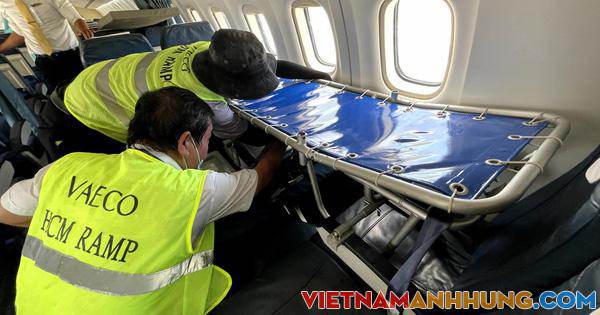 Lắp cáng trên máy bay đưa hành khách đặc biệt từ Côn Đảo về TP HCM