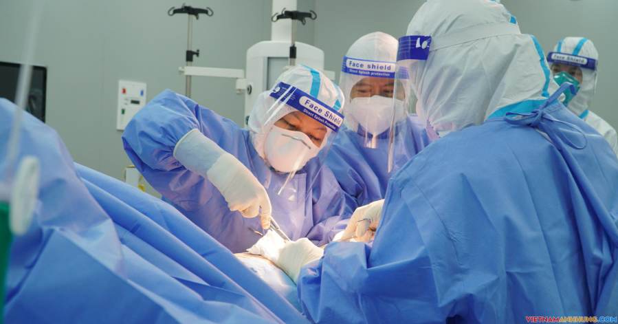 Ca mổ khẩn cấp cứu sống thai nhi và sản phụ nguy kịch vì Covid-19