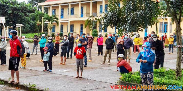 Vừa trở lại trường, hàng chục học sinh và giáo viên phải cách ly