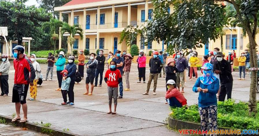 Vừa trở lại trường, hàng chục học sinh và giáo viên phải cách ly