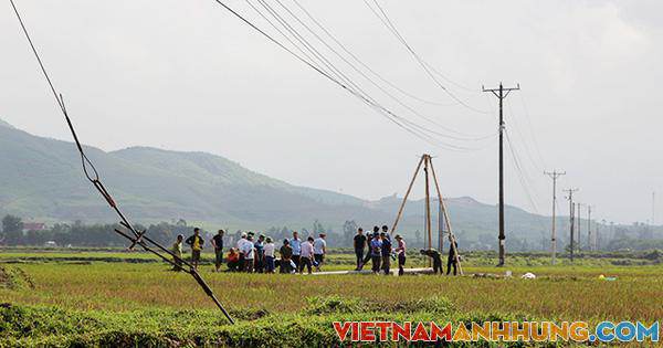 Hai người đàn ông gặt lúa bị điện 35 kV giật chết trên cánh đồng