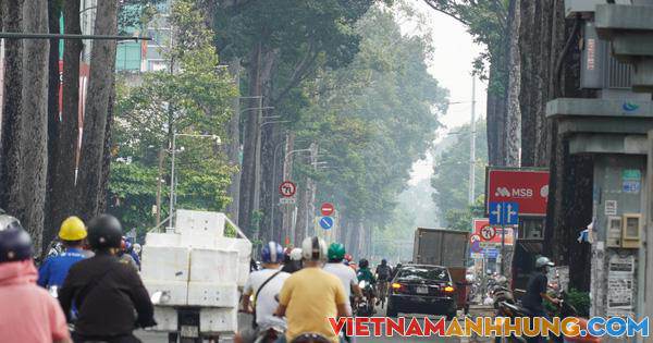 Bầu trời TP HCM trắng đục, chuyên gia nói gì?