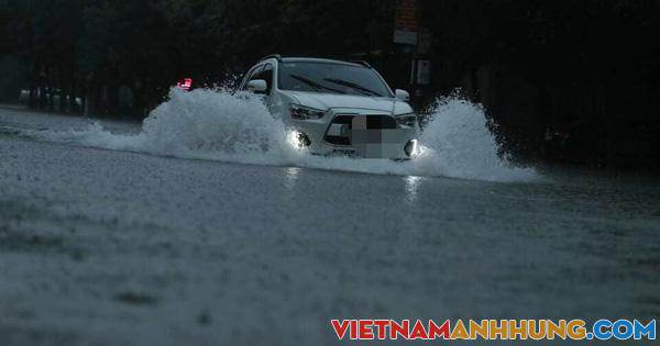 Hà Tĩnh mưa trắng trời, đường phố biến thành sông