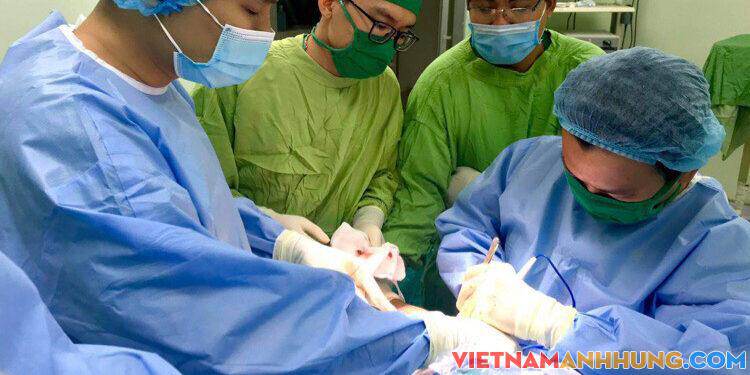 Khâu nối mạch máu không cần kim chỉ, cứu sống bàn tay bị đứt lìa