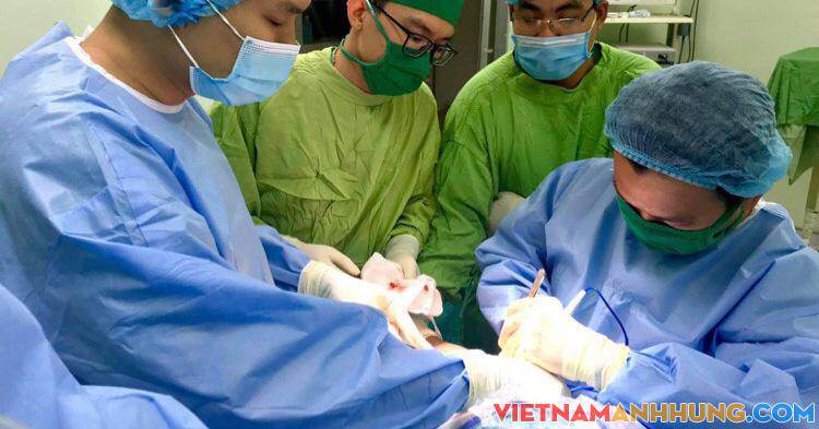 Khâu nối mạch máu không cần kim chỉ, cứu sống bàn tay bị đứt lìa