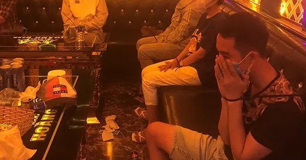 Bình Định: Nửa đêm đột kích quán karaoke, phát hiện 22 thanh thiếu niên phê ma túy