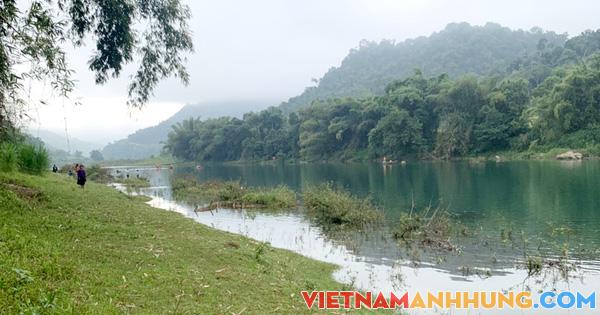 Lật thuyền chở nhiều học sinh, 4 em tử vong và mất tích