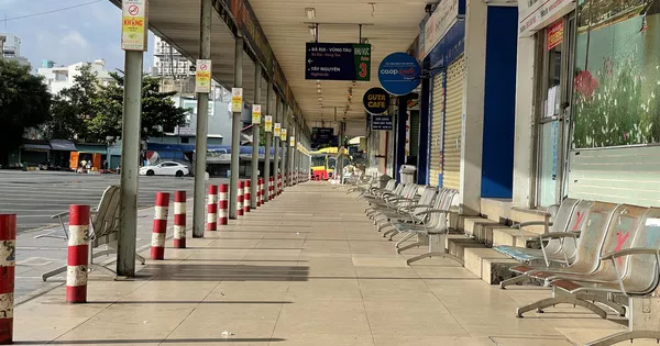 TP HCM: Hãng xe phải báo hủy vé, hành khách tay xách, nách mang buồn bã ra về