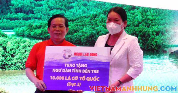 Thêm 10.000 lá cờ Tổ quốc đến với ngư dân Bến Tre