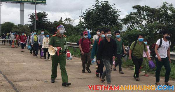 Các tỉnh thay phiên nhau hỗ trợ gần 500 người đi bộ về quê