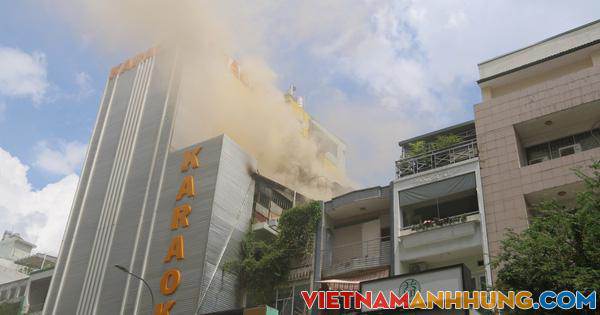 Khói bao trùm một góc đường Sư Vạn Hạnh, quận 10- TP HCM