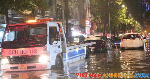 TP HCM: Lần đầu tiên triều cường kết hợp mưa lớn gây ngập ở quận 1