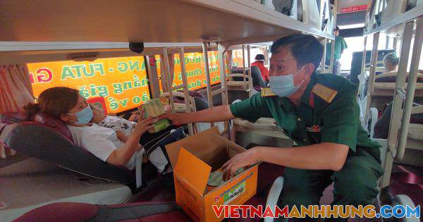 Hàng trăm người được quân đội bố trí về miền Tây bằng xe giường nằm