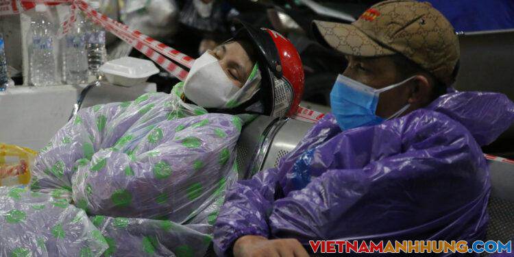 Phát hiện 2 trường hợp dương tính SARS-CoV-2 từ phía Nam trên đường về quê