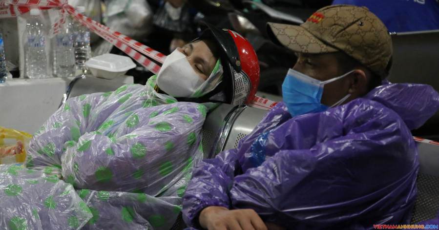 Phát hiện 2 trường hợp dương tính SARS-CoV-2 từ phía Nam trên đường về quê