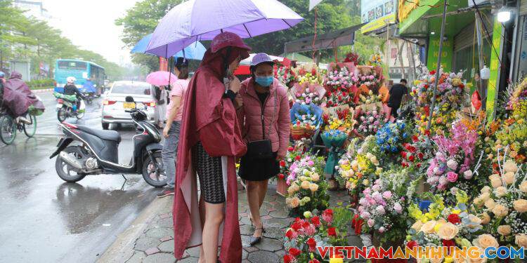 Dịp 20/10:Người dân đổ xô đi mua hoa dưới trời mưa tầm tã
