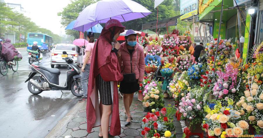 Dịp 20/10:Người dân đổ xô đi mua hoa dưới trời mưa tầm tã