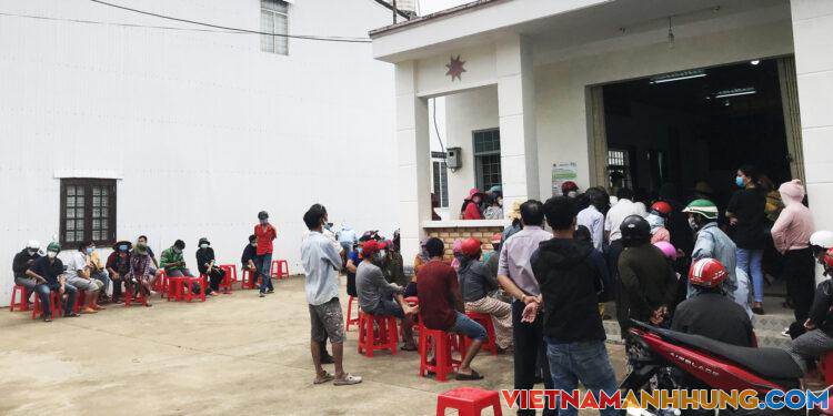 Học sinh tiểu học mắc Covid-19, hàng loạt phụ huynh đi cách ly cùng con