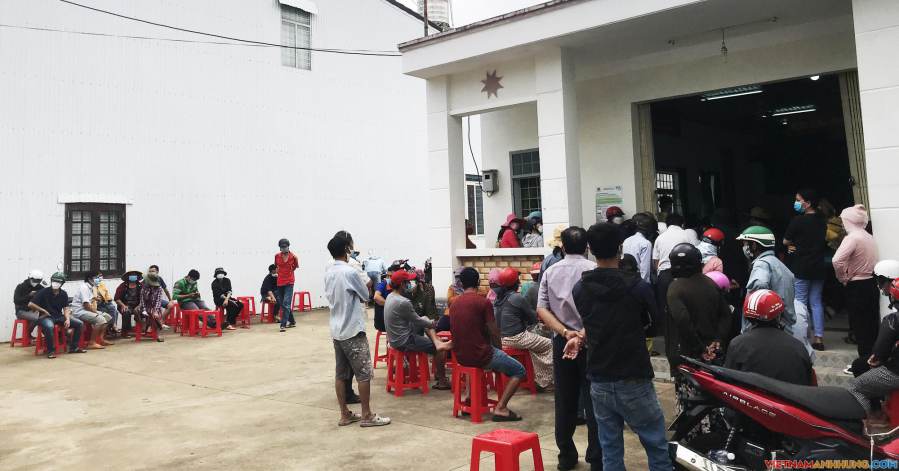 Học sinh tiểu học mắc Covid-19, hàng loạt phụ huynh đi cách ly cùng con