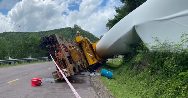 Vận chuyển cánh quạt gió khổng lồ, xe siêu trường siêu trọng bị lật khi lên đèo