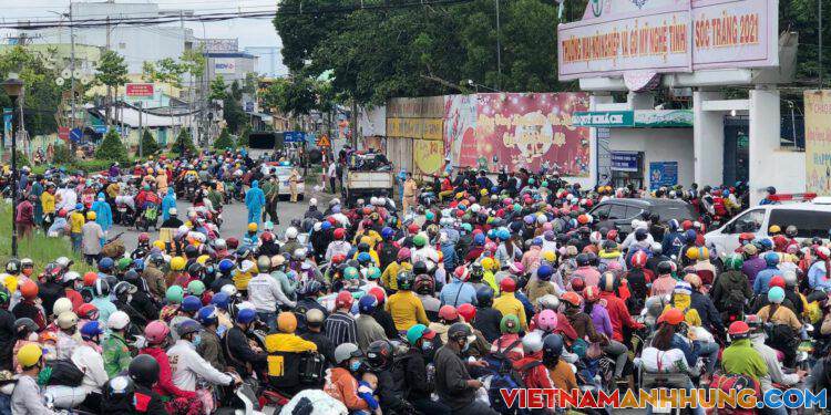 Cả trăm F0 trong các đoàn người về quê tránh dịch