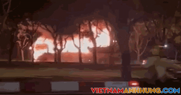 CLIP: Tài xế may mắn thoát nạn khi phát hiện xe khách bốc cháy trên đường Mai Chí Thọ