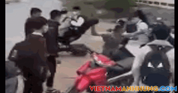Clip: Nam sinh bị tấn công dã man trước cổng trường ở Quảng Bình