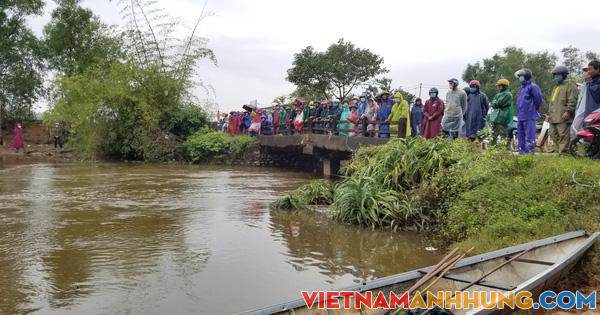 Phát hiện thi thể 2 cha con tử vong dưới sông cùng xe máy