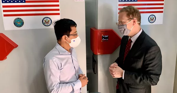 Việt Nam tiếp nhận tủ lạnh âm sâu từ Mỹ để bảo quản vắc-xin Pfizer