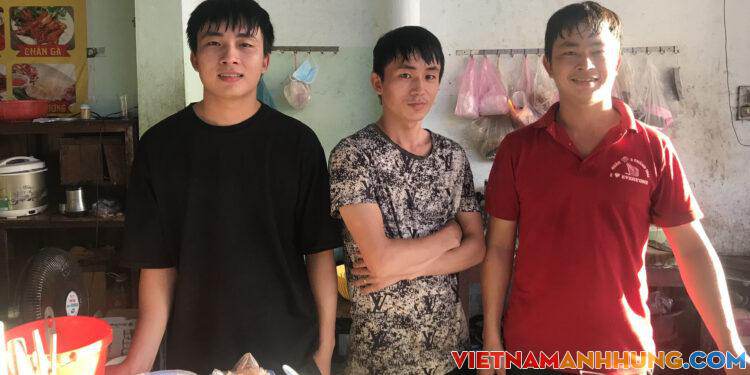 Ba anh em nghèo bốc vác thuê trở thành chủ chuỗi quán ốc nổi tiếng xứ Huế