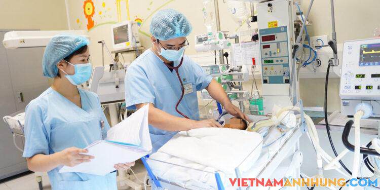 Cứu sống ngoạn mục bệnh nhi 2 giờ tuổi có “dạ dày nằm trên ngực”