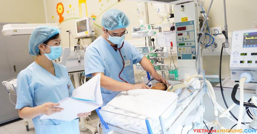 Cứu sống ngoạn mục bệnh nhi 2 giờ tuổi có “dạ dày nằm trên ngực”