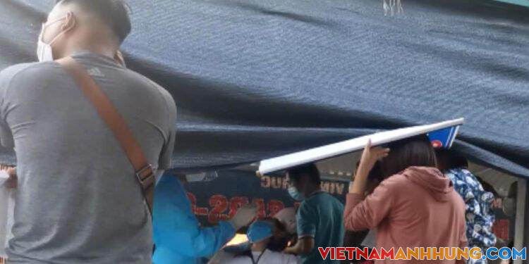 Nguy cơ lây lan dịch từ tình trạng lộn xộn tại các điểm test nhanh Covid-19